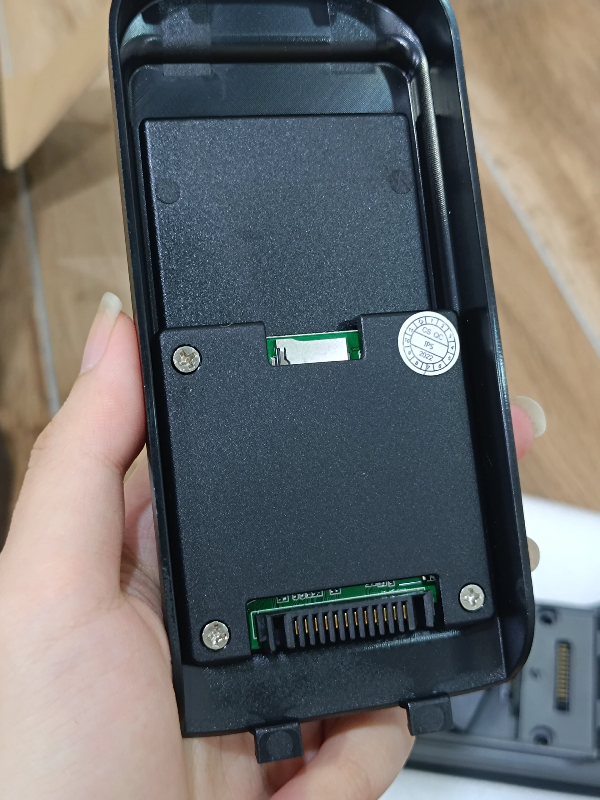 圖13. 電子貓眼背面